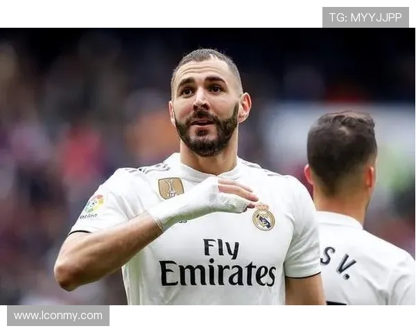 本泽马巅峰期为何来得晚：中锋角色转型解析