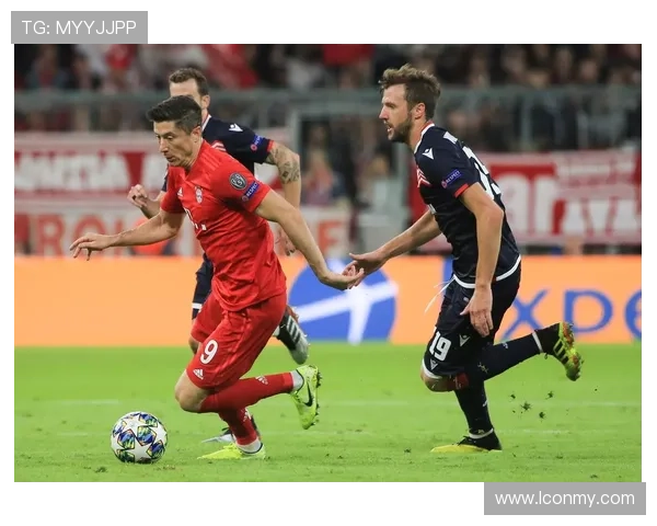 拜仁防线站位混乱回防脱节问题显现:对赛季关键战表现构成潜在考验 拜仁防线站位混乱回防脱节问题显现:对赛季关键战表现构成潜在考验